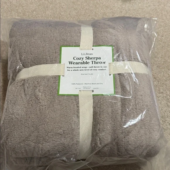 LL Bean Cozy Sherpa Wearable Throw Heritage Tan Hooded Pockets NWT-One Size - Picture 2 of 4